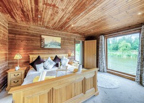 1 bedroom, free WiFi - Superb lodge perched on the lake, perfect for romantic breaks. (Anglesey)