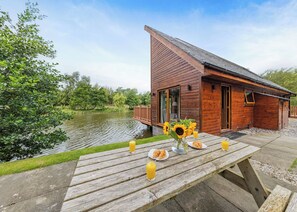 Outdoor dining - Superb lodge perched on the lake, perfect for romantic breaks. (Anglesey)
