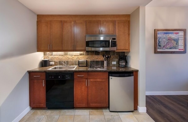 Condo, 1 habitación | Cocina privada | Cafetera y tetera y tostadora