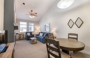 Condo, 1 habitación | Sala de estar | Televisión 