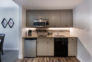 Condo, 1 habitación | Cocina privada | Cafetera y tetera y tostadora 