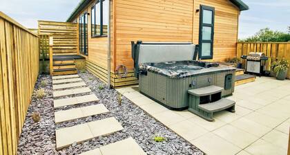 Semi-detached deluxe lodge offering the perfect romantic retreat.