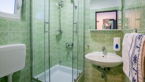 Shower, hair dryer, towels - Restaurant & Rooms Nino / Room 4 (Porat)