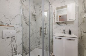 Een douche, een haardroger, handdoeken