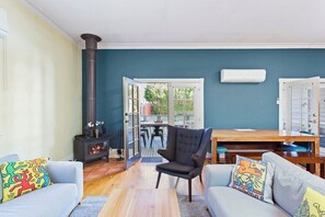 Fernseher, Kamin, Videospiele, Bücher