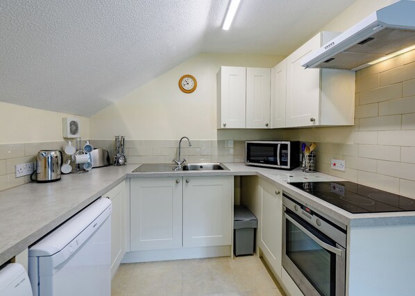 Oven - 1 bedroom accommodation in Webbery, Bideford (Webbery, Bideford)