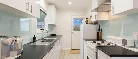 Frigorífico, microondas, horno y placa de cocina