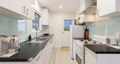 Beautiful Bungalow, Pet-Friendly & Walk to Beach