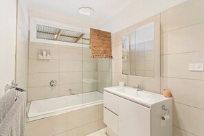 Bathtub, hair dryer, towels - Beautiful Bungalow, Pet-Friendly & Walk to Beach (Cowes)
