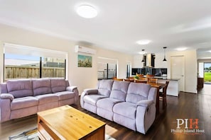 TV, DVD player, offices - Modern Family Home w/ Large Backyard & Fast WiFi (Cowes)