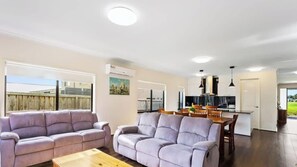 TV, DVD player, offices - Modern Family Home w/ Large Backyard & Fast WiFi (Cowes)
