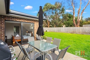 Outdoor dining - Modern Family Home w/ Large Backyard & Fast WiFi (Cowes)