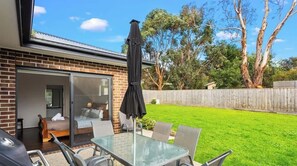 Outdoor dining - Modern Family Home w/ Large Backyard & Fast WiFi (Cowes)