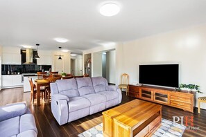 Televisión, reproductor de DVD, libros y oficina 