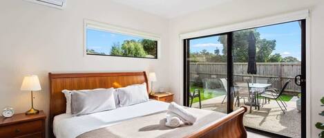 4 bedrooms, iron/ironing board, WiFi, bed sheets