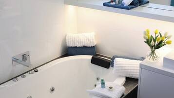 Baignoire, sĂšche-cheveux, serviettes fournies