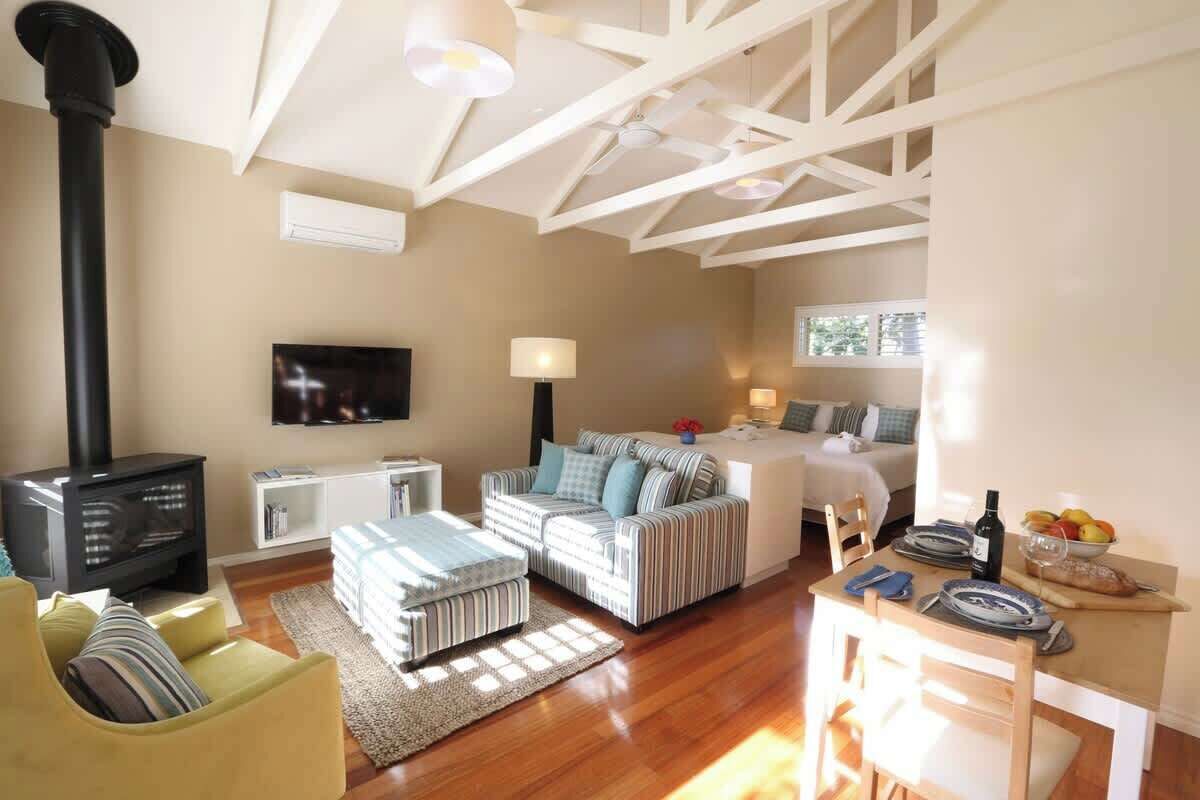 تلفزيون، مدفأة، مشغل دي في دي