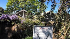 Un complexe de spa avec une enseigne indiquant « Driftwood Inn » et « Spa Cottages ».