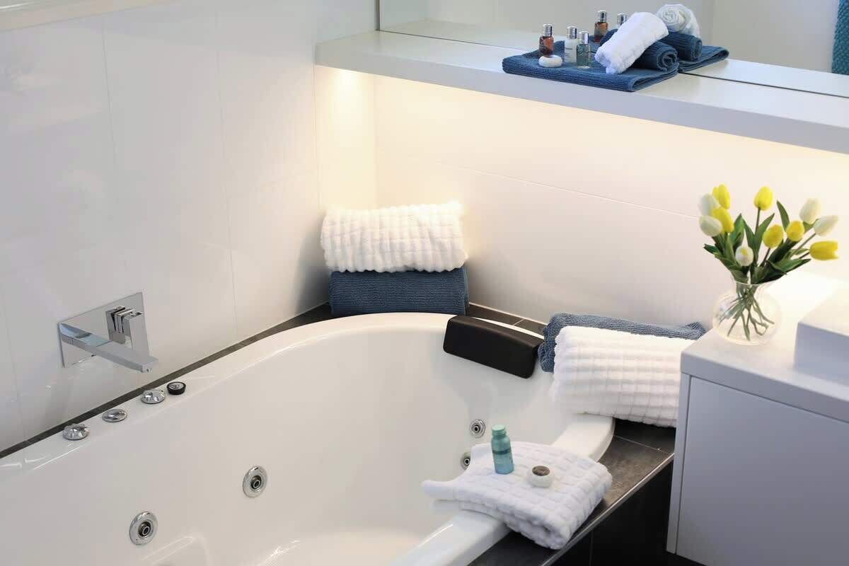 Baignoire, sèche-cheveux, serviettes fournies