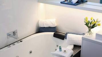 Baignoire, sèche-cheveux, serviettes fournies