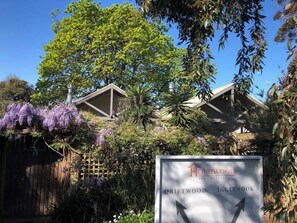A sign for Hollywood Spas & Retreats in Driftwood, Ingelnoook.