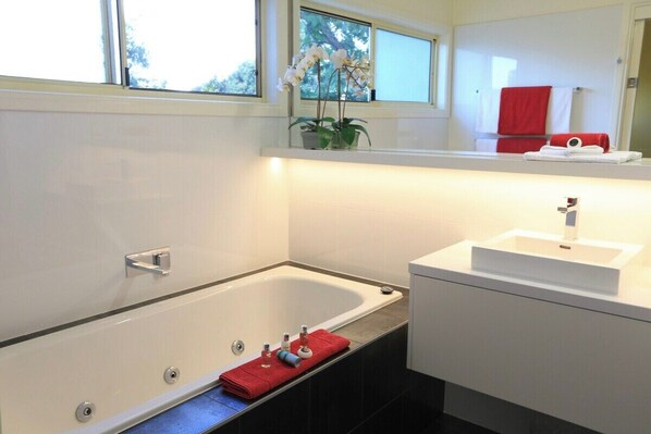 Bathtub, hair dryer, towels, shampoo - Inglenook Spa Cottage for Two (Cowes)