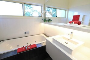 Bathtub, hair dryer, towels, shampoo - Inglenook Spa Cottage for Two (Cowes)