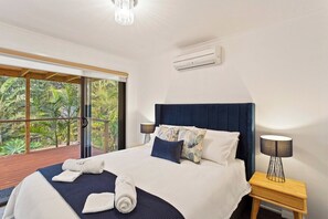 4 bedrooms, desk, iron/ironing board, WiFi