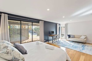 4 bedrooms, desk, iron/ironing board, WiFi - Luxury Getaway in a Statement Home, Steps to Beach (Cape Woolamai)