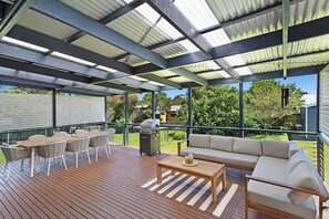 Outdoor dining - Kookaburra Hideaway 4-Bed 2-Bath (Cowes)
