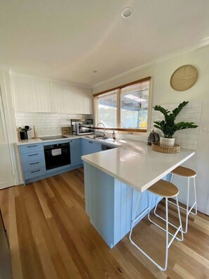 Kylskåp, mikrovågsugn, ugn och spishäll