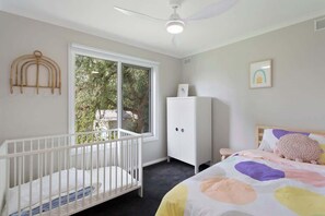5 bedrooms, iron/ironing board, WiFi, bed sheets