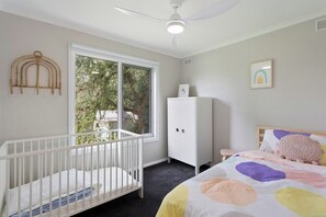 5 bedrooms, iron/ironing board, WiFi, bed sheets