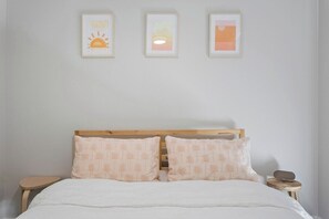 5 bedrooms, iron/ironing board, WiFi, bed sheets
