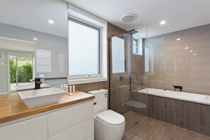 Baignoire, séchoir à cheveux, serviettes fournies