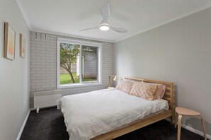 5 bedrooms, iron/ironing board, WiFi, bed sheets