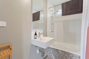 Baignoire, sèche-cheveux, serviettes fournies
