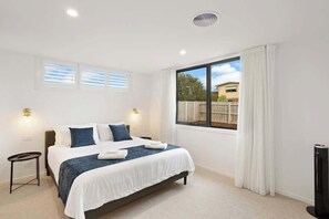 3 habitaciones, tabla de planchar con plancha, wifi y ropa de cama 