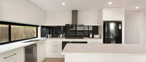 Geladeira, micro-ondas, fogão, cooktop