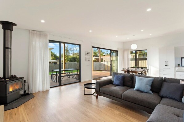 TV, fireplace, offices - Upscale Family Retreat Just 5 Min Walk to Beach (Cape Woolamai)