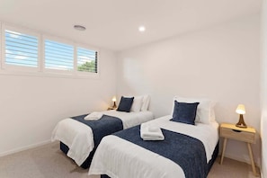 3 habitaciones, tabla de planchar con plancha, wifi y ropa de cama 