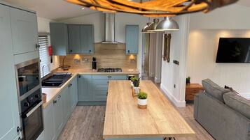 Réfrigérateur, four, plaque de cuisson, grille-pain