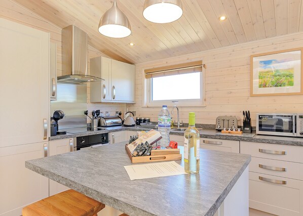 Fridge, oven, stovetop, dishwasher - Luxurious lodge with stunning countryside views. (Ashover)