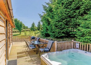 Outdoor dining - Luxurious lodge with stunning countryside views. (Ashover)