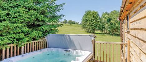 Banyera d'hidromassatge a l'aire lliure