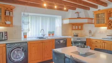 Fridge, oven, stovetop, dishwasher