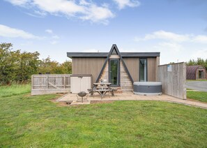 Outdoor dining - 1 bedroom accommodation in Great Busby (Great Busby)