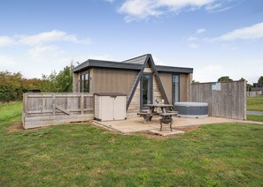 Outdoor dining - 1 bedroom accommodation in Great Busby (Great Busby)