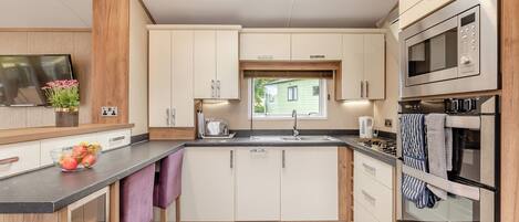 Réfrigérateur, un four, surface de cuisson, lave-vaisselle