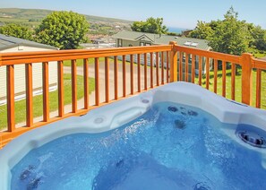 Outdoor spa tub - 3 bedroom accommodation in Swanage (Swanage)